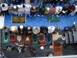 Congregational prayers during the minaret capping (2007).Photo: Tanvir Collection.