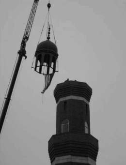 Moving the minaret structure into position (2007). Photo: Tanvir Collection.