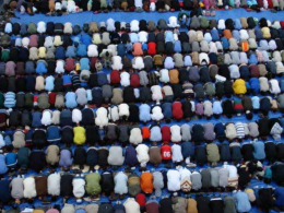 Overhead view of minaret prayers (2007). Photo: Tanvir Collection.