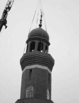 The minaret successfully secured in place (2007). Photo: Tanvir Collection.